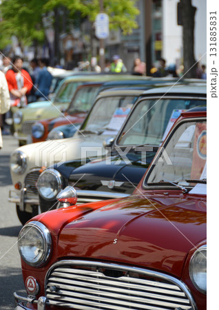 Displaying classic cars 春の祭典でストリートに陳列されたクラッシックカーたち 131885831