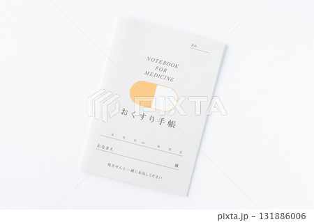 白背景におくすり手帳 131886006