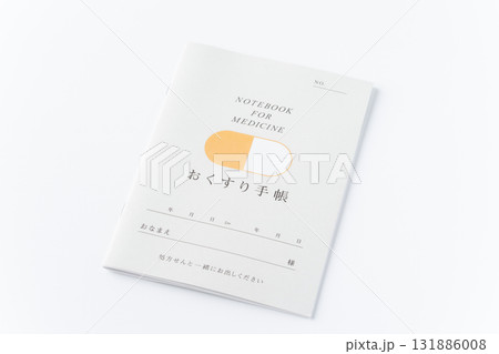 白背景におくすり手帳 131886008