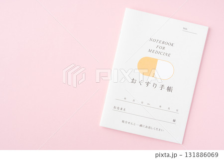 ピンク色の背景におくすり手帳 131886069
