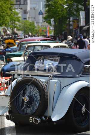 The classic open car / 春の祭典でストリートに陳列されたクラッシックカー 131886117