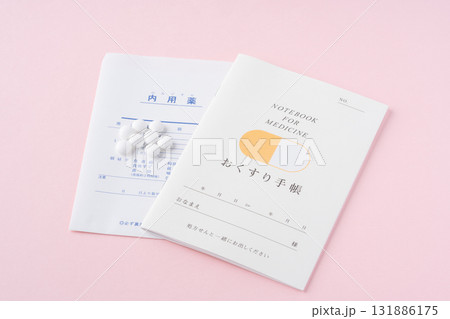 ピンク色の背景におくすり手帳と薬 131886175
