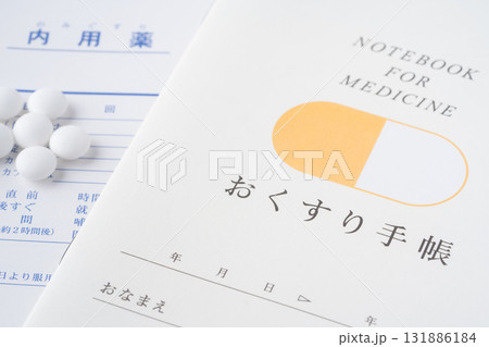 おくすり手帳と薬のクローズアップ 131886184