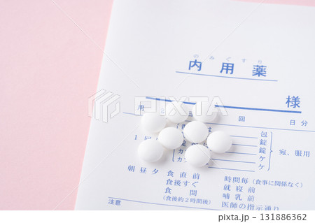 薬袋と錠剤のクローズアップ 131886362