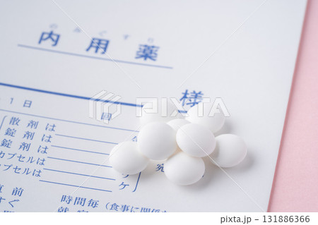薬袋と錠剤のクローズアップ 薬袋と錠剤のクローズアップ 131886366
