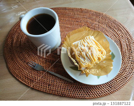 純喫茶で飲む一杯のブラックコーヒーとスィーツのセット (ミニ・モンブランのカップケーキ) 純喫茶で飲む一杯のブラックコーヒーとスィーツのセット (ミニ・モンブランのカップケーキ) 131887122