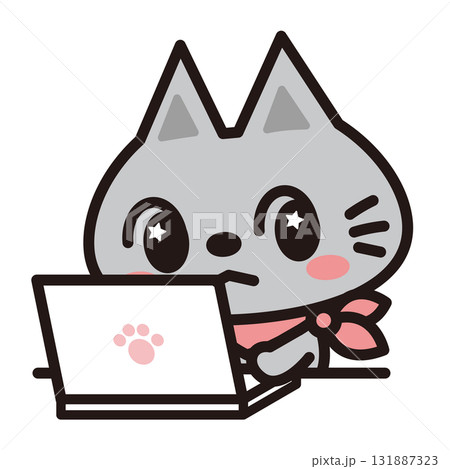 PCをするグレーの猫ちゃん PCをするグレーの猫ちゃん 131887323