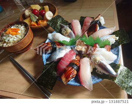 "Omakase" sushi set / 江戸前握り(海鮮にぎり)のランチセット - おまかせ握り "Omakase" sushi set / 江戸前握り(海鮮にぎり)のランチセット - おまかせ握り 131887521