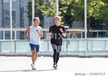 ジョギングするシニアの男性 131887527