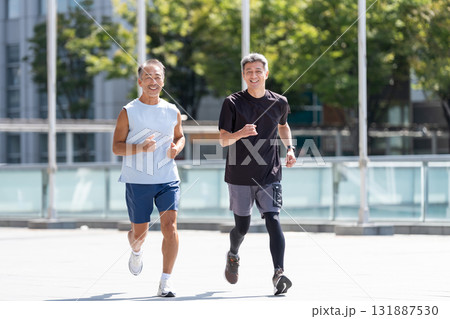 ジョギングするシニアの男性 131887530
