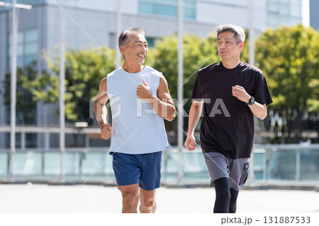 ジョギングするシニアの男性 131887533