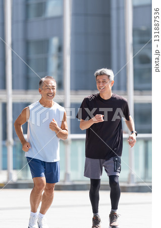 ジョギングするシニア男性 131887536