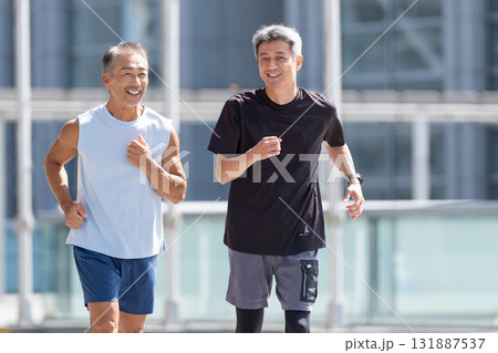 ジョギングするシニア男性 131887537
