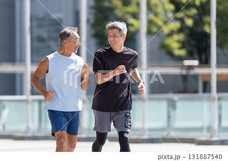 ジョギングするシニア男性 131887540