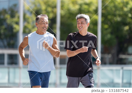 ジョギングするシニア男性 131887542