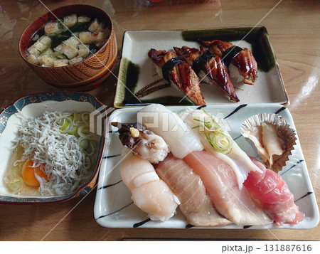 江戸前握り(海鮮にぎり)のランチセット - 江戸前の近海魚の盛り合わせと焼き穴子のおまかせ握りセット 江戸前握り(海鮮にぎり)のランチセット - 江戸前の近海魚の盛り合わせと焼き穴子のおまかせ握りセット 131887616