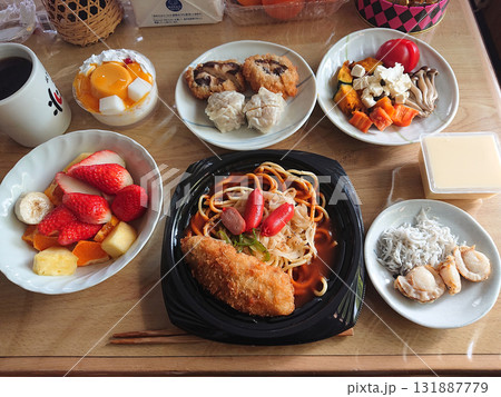 ビュッフェスタイルのランチバイキングで食べる名古屋名物のB級グルメ,あんかけスパゲティの組み合わせ ビュッフェスタイルのランチバイキングで食べる名古屋名物のB級グルメ,あんかけスパゲティの組み合わせ 131887779