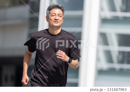 ジョギングするシニア男性 131887963