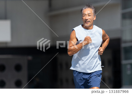 ジョギングをするシニアの男性 ジョギングをするシニアの男性 131887966