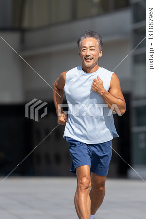 ジョギングをするシニアの男性 131887969