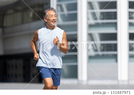 ジョギングをするシニアの男性 131887971