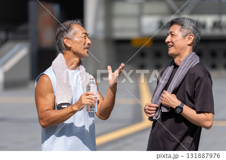 スポーツを楽しむシニアの男性 131887976