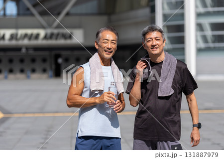 スポーツを楽しむシニアの男性 131887979