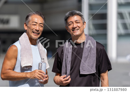 スポーツを楽しむシニアの男性 131887980