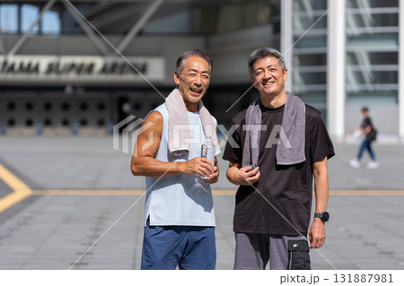 スポーツを楽しむシニアの男性 131887981