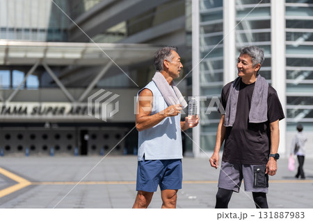 スポーツを楽しむシニアの男性 131887983