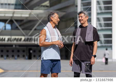 スポーツを楽しむシニアの男性 131887986