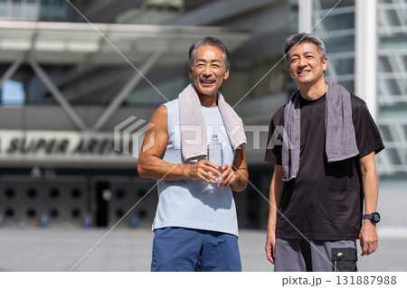 スポーツを楽しむシニアの男性 131887988