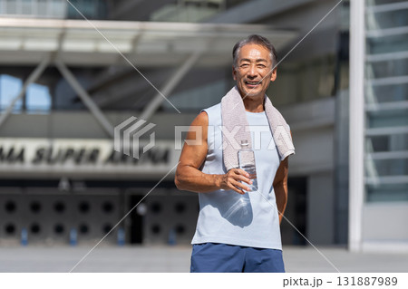 スポーツをするシニア男性 131887989