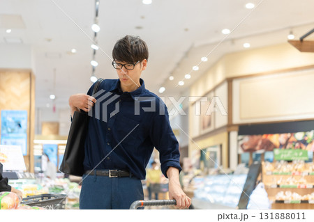 スーパーで買い物をする男性  131888011