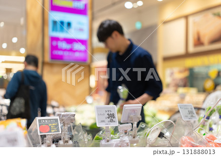 スーパーで買い物をする男性  131888013