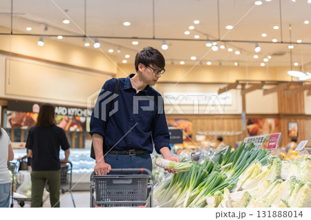 スーパーで買い物をする男性 スーパーで買い物をする男性 131888014