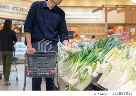 スーパーで買い物をする男性  131888015