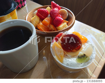 旬のフルーツをふんだんに使ったフルーツパフェ(プリンアラモード仕立て)のスィーツセットの一例 旬のフルーツをふんだんに使ったフルーツパフェ(プリンアラモード仕立て)のスィーツセットの一例 131888093