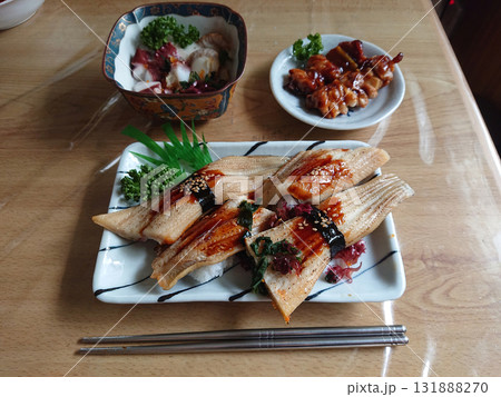 江戸前握り寿司，軽食プランの一例～焼き穴子の握り，皿盛りのセットメニュー (前菜の小鉢付き) 131888270