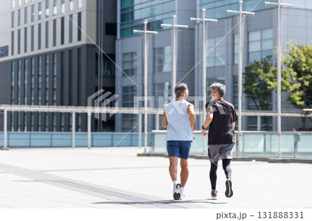 ジョギングするシニアの男性 131888331