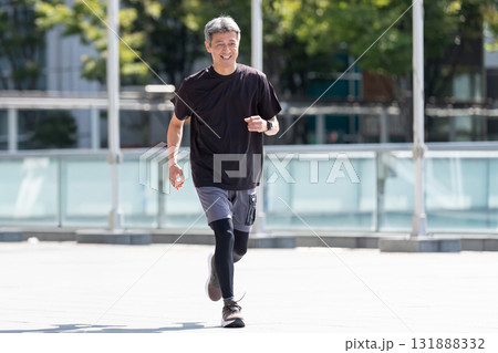 ジョギングするシニア男性 131888332