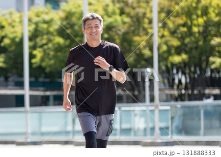 ジョギングするシニア男性 131888333