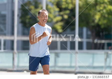 ジョギングするシニア男性 131888337