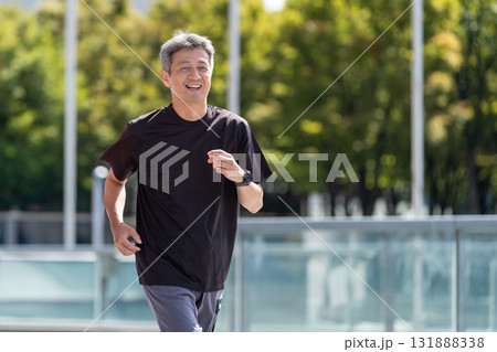 ジョギングするシニア男性 131888338