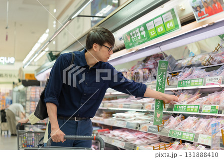 スーパーで買い物をする男性 131888410
