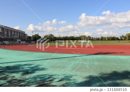 大阪府堺市北区新金岡町の金岡公園内の陸上競技場 大阪府堺市北区新金岡町の金岡公園内の陸上競技場 131888510