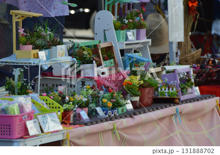 A flea market in spring / 春の路上イベント，出店フリーマーケット 131888702