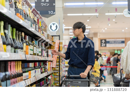 スーパーで買い物をする男性 131888720