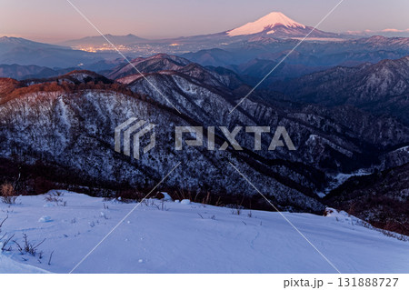 丹沢・塔ノ岳山頂から見る黎明の富士山と鍋割山稜 131888727