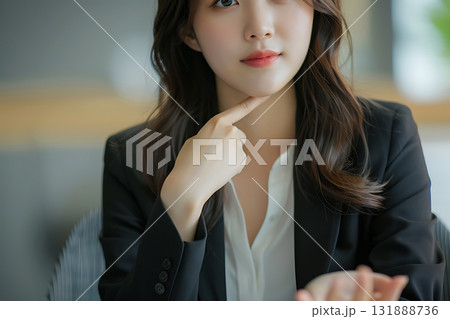 オフィスで思索する日本人ビジネスウーマン(静寂と未来への眼差し) オフィスで思索する日本人ビジネスウーマン(静寂と未来への眼差し) 131888736